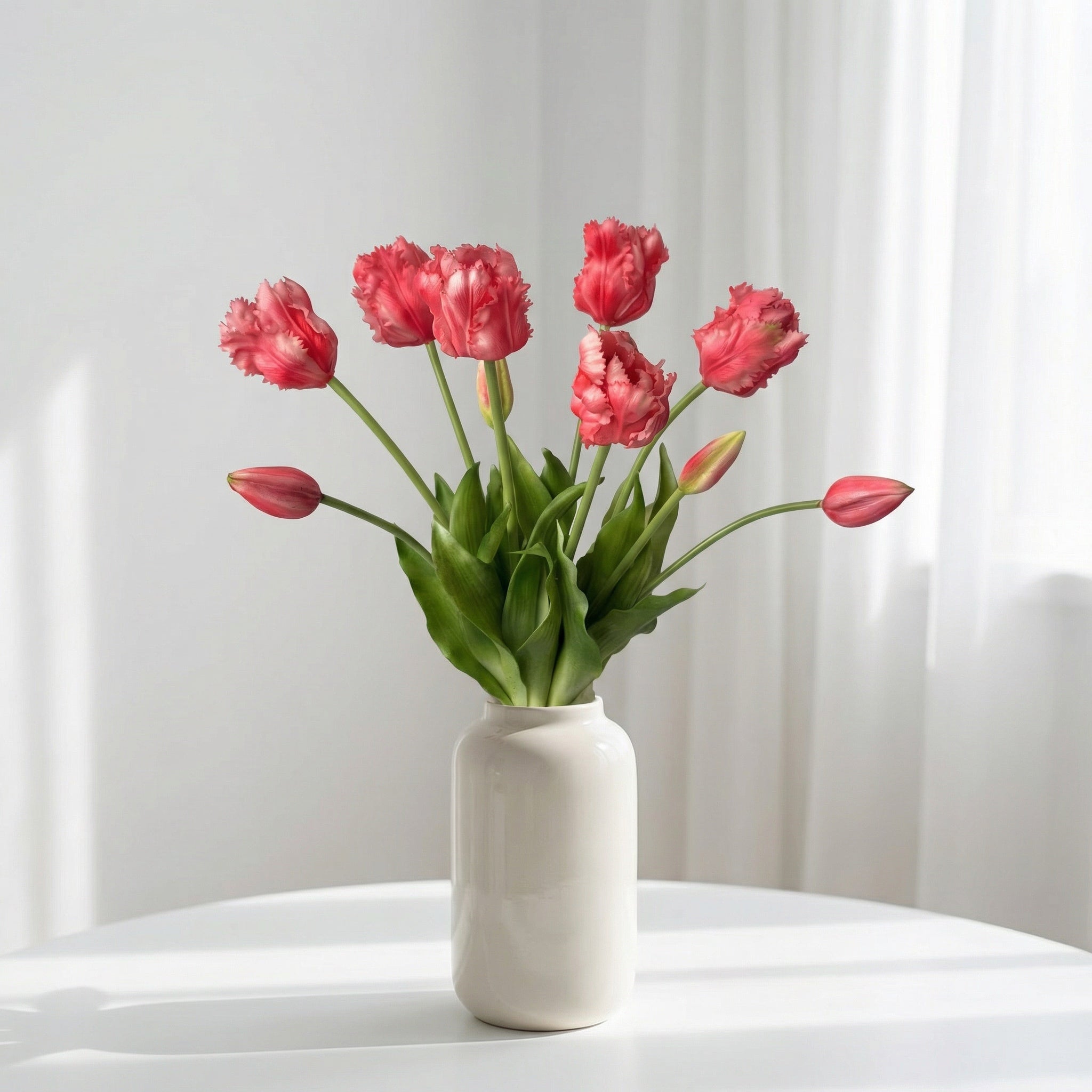 Kunstige papegøjetulipaner i vase – Mørkerosa tulipaner