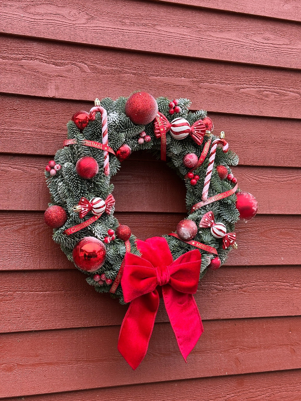 Friskklippet Festlig Julekrans – Nobilis Gran & Røde Toner