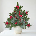 Friskklippet Festlig Julebuket – Røde Bær & Juleslik Dekoration