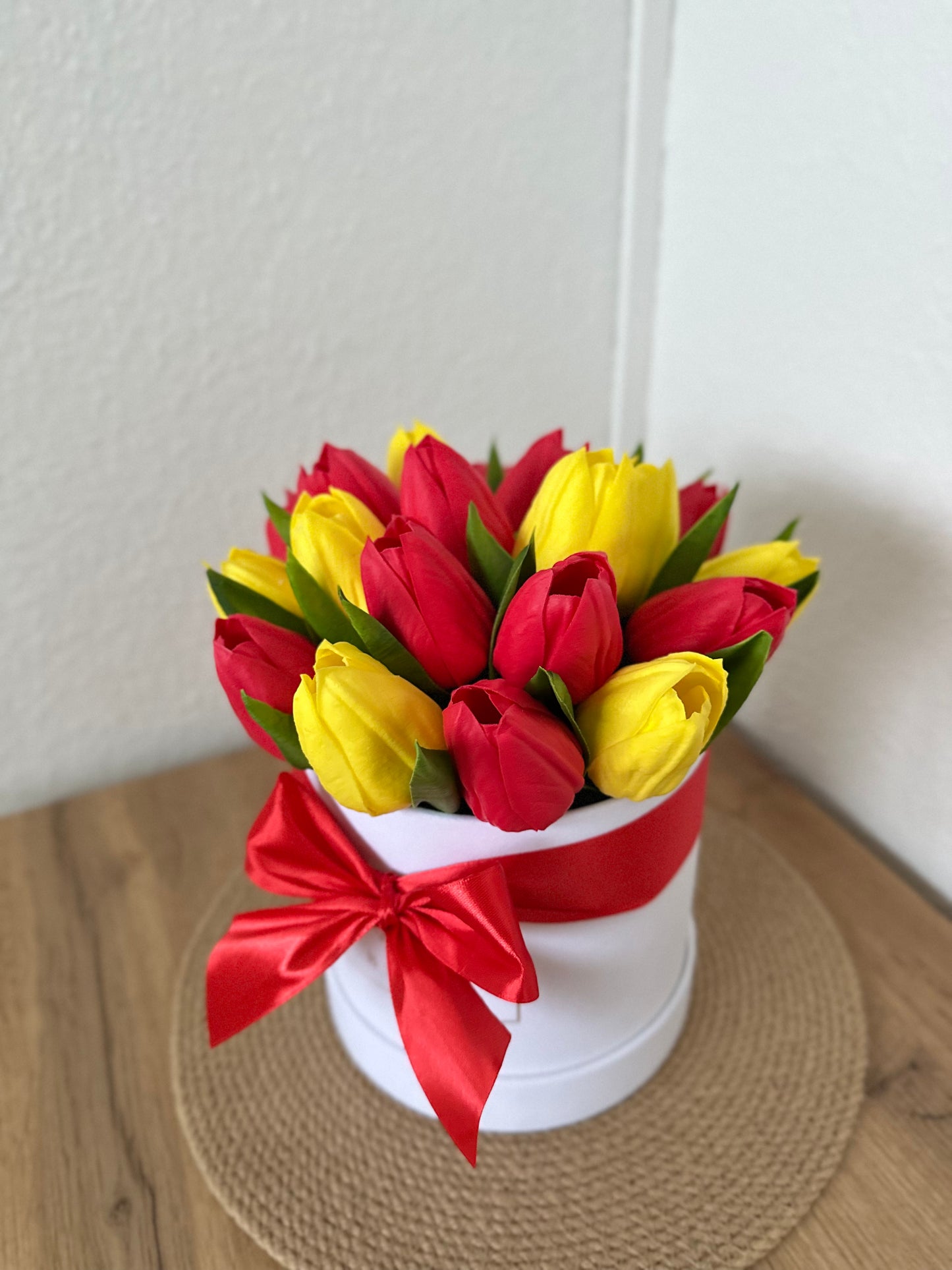 Rød & Gul Tulipan blomsterbuket i Velvet Box