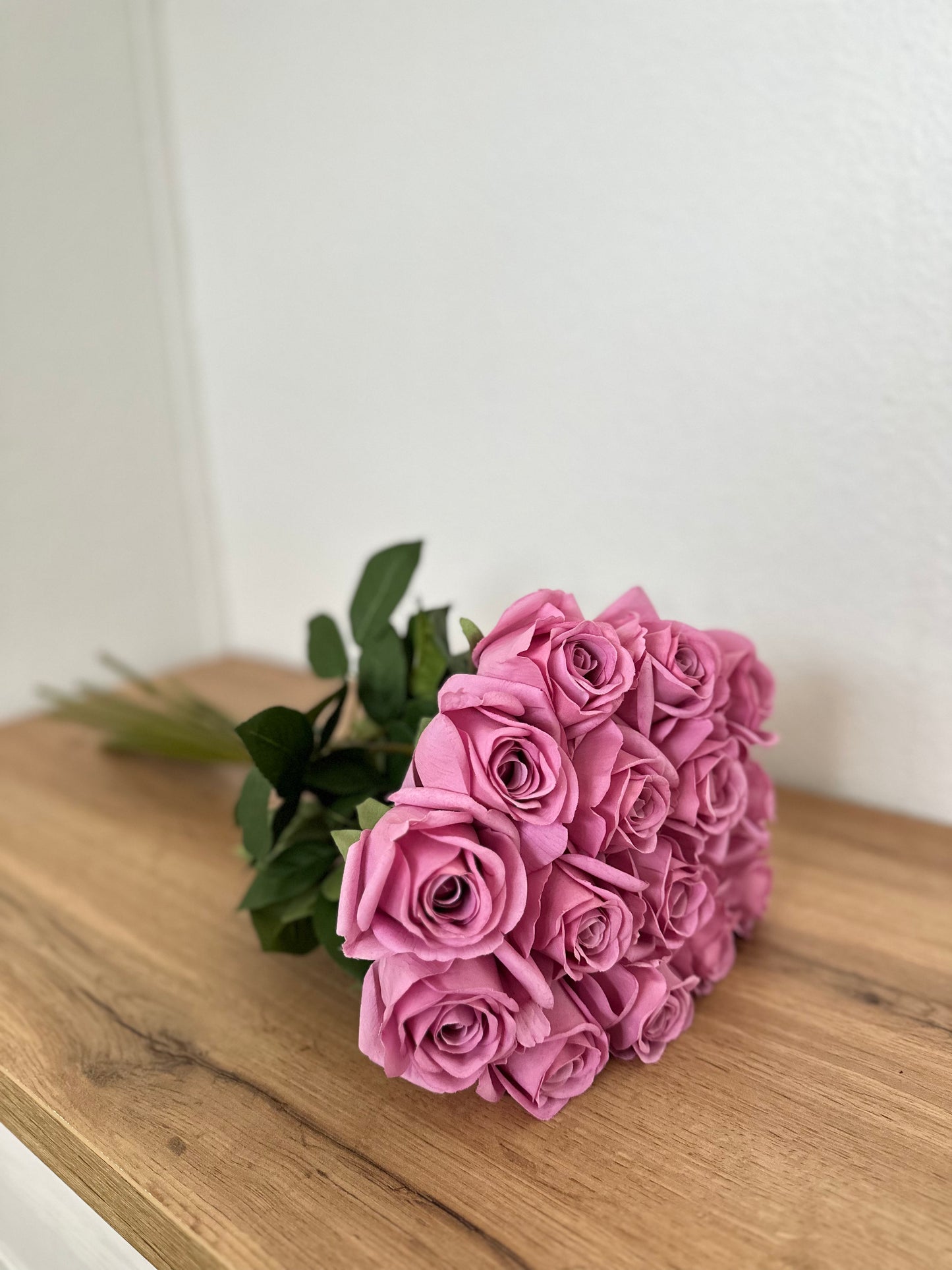 Charmende Pink Rose Blomster, on the table