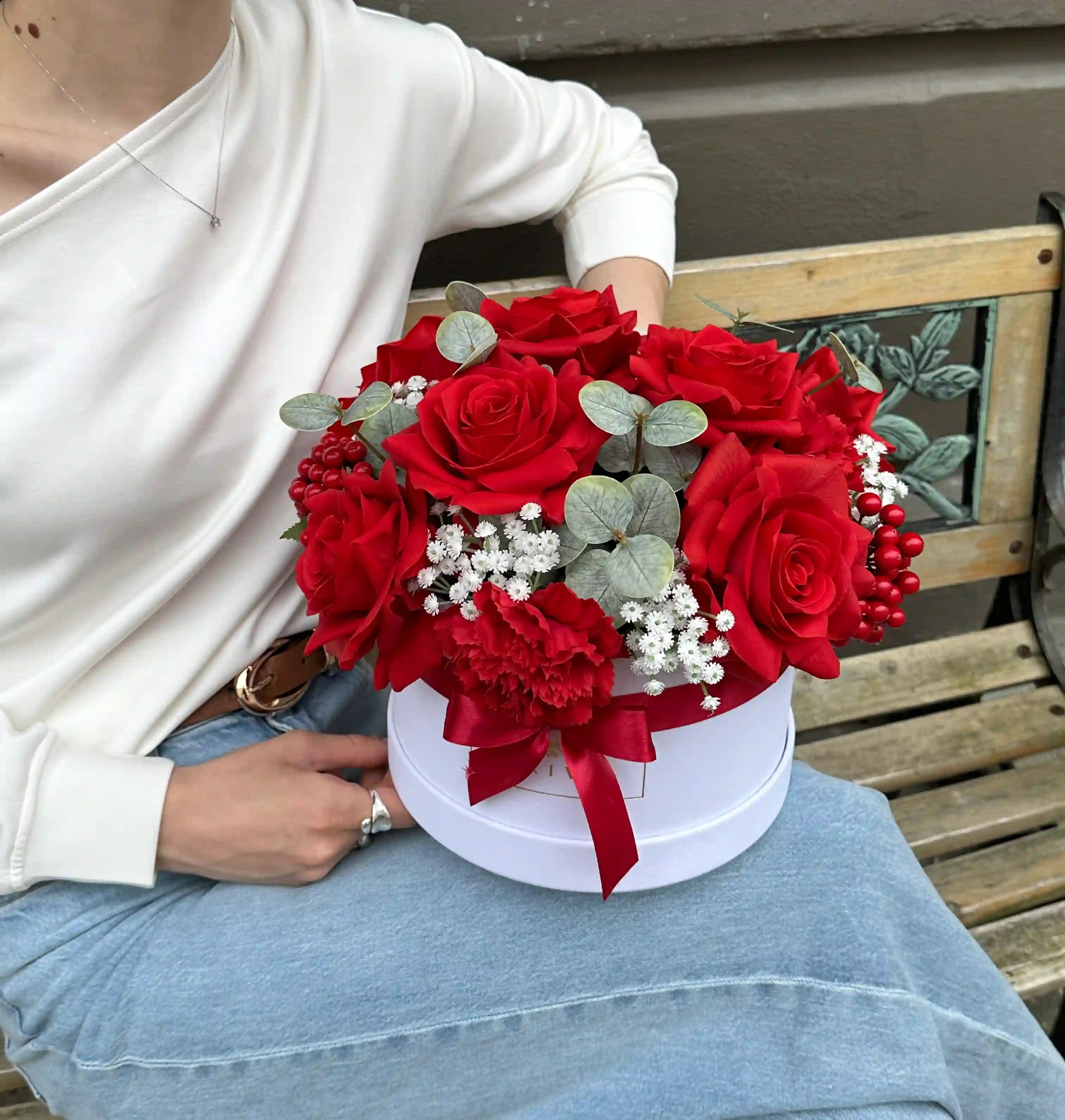 Amora evighedsbuket med røde roser – silkeblomster i hvid velouræske