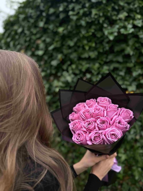 Charmende blomsterbuket med lyserøde roser – romantisk og elegant gave
