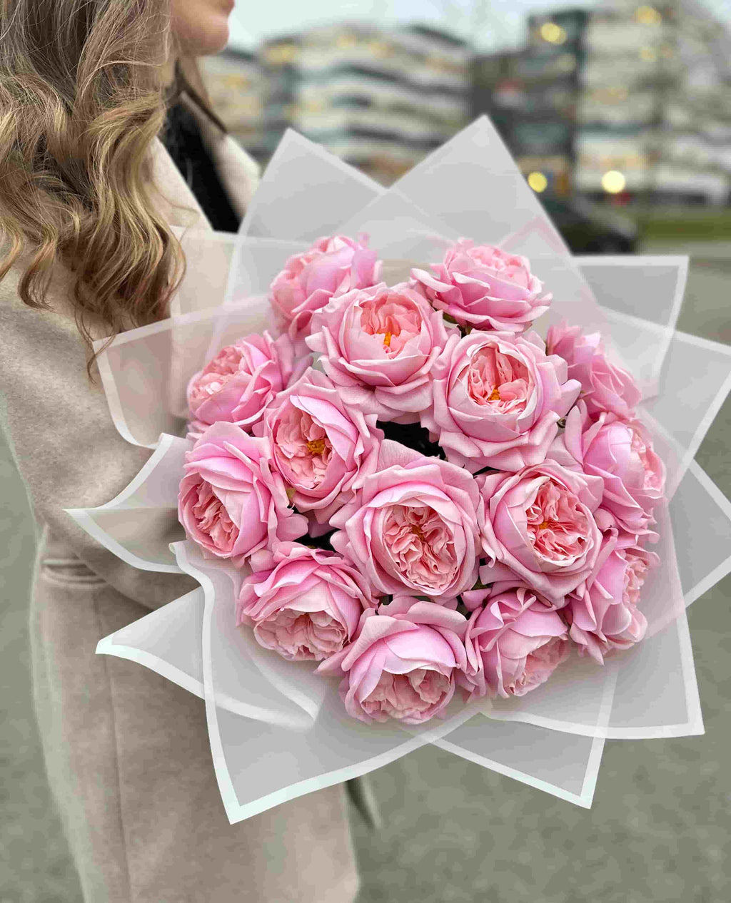 Buket med dyb pink Austin-roser – luksuriøs og farverig blomsterhilsen