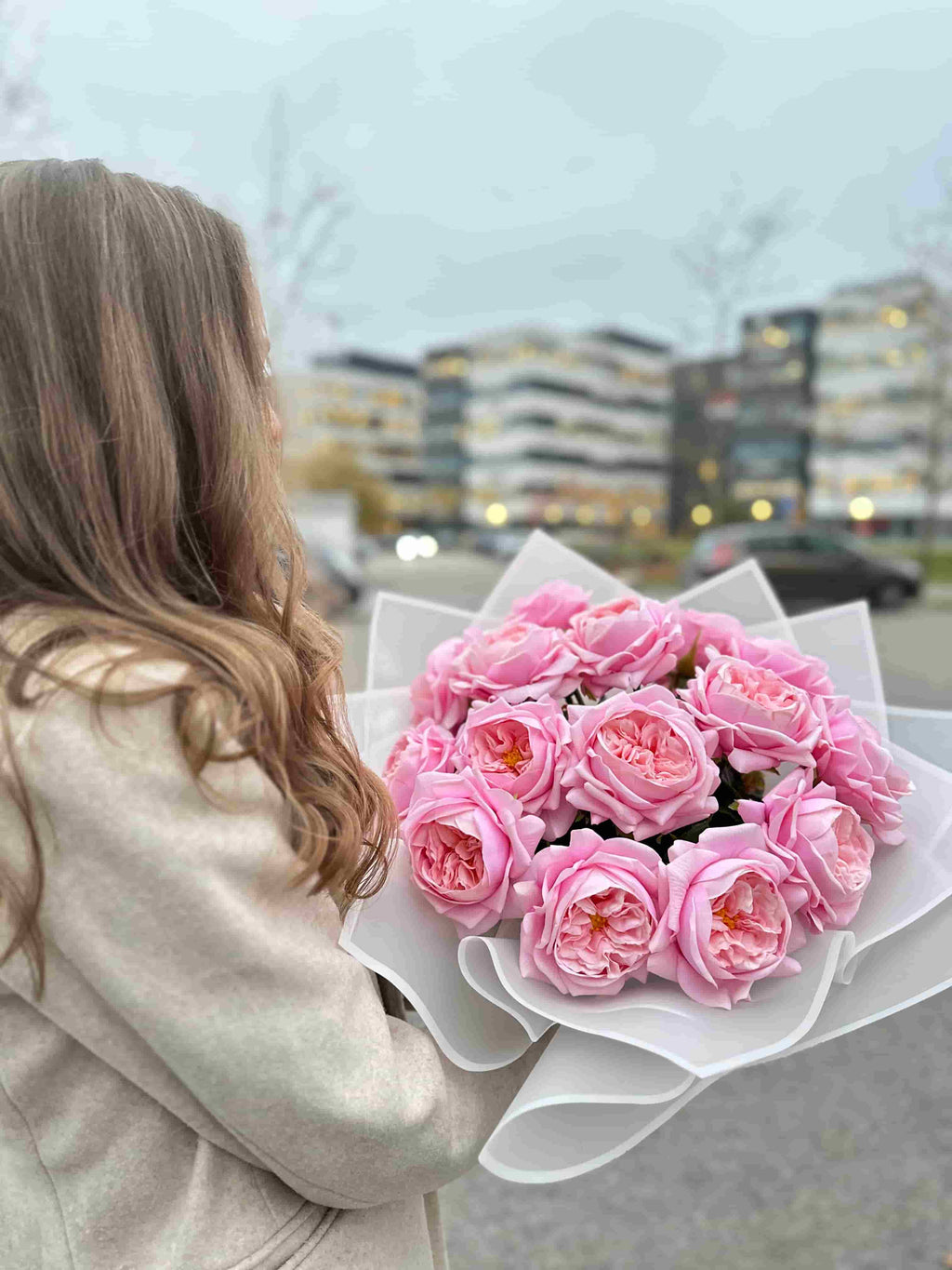 Håndlavet blomsterbuket med kraftige pink roser – ideel til gaver