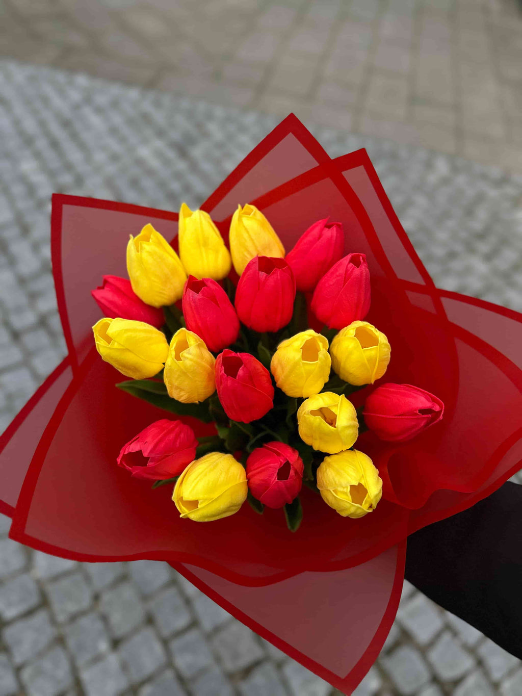 Tulipan blomsterbuket i røde og gule nuancer – håndbundet og unik

