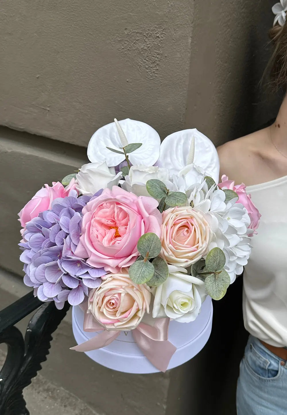 Élanor evighedsbuket med roser og pæoner – evighedsblomster i hvid æske