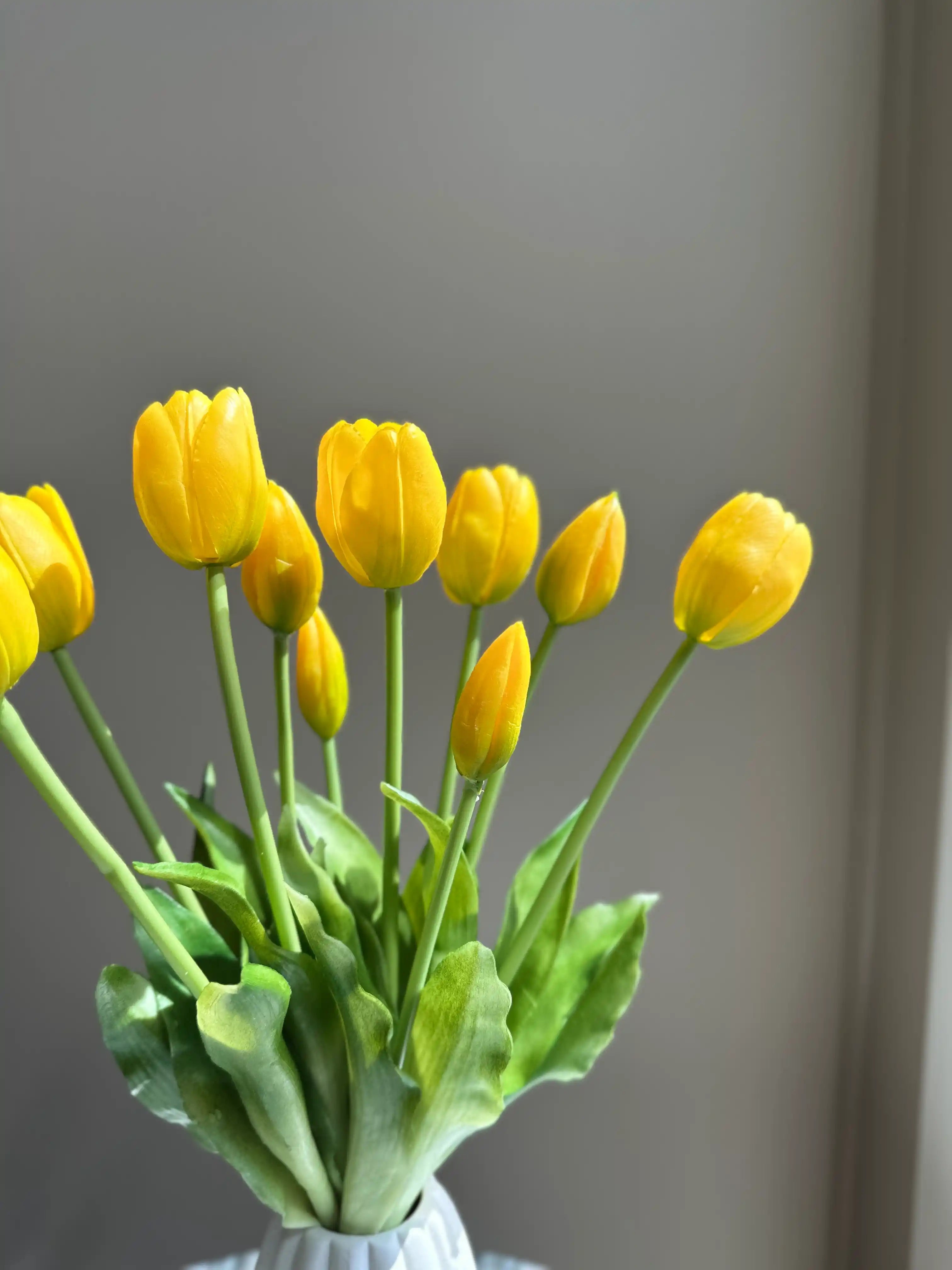 Dekorativ buket med gule tulipaner fra BRIVY