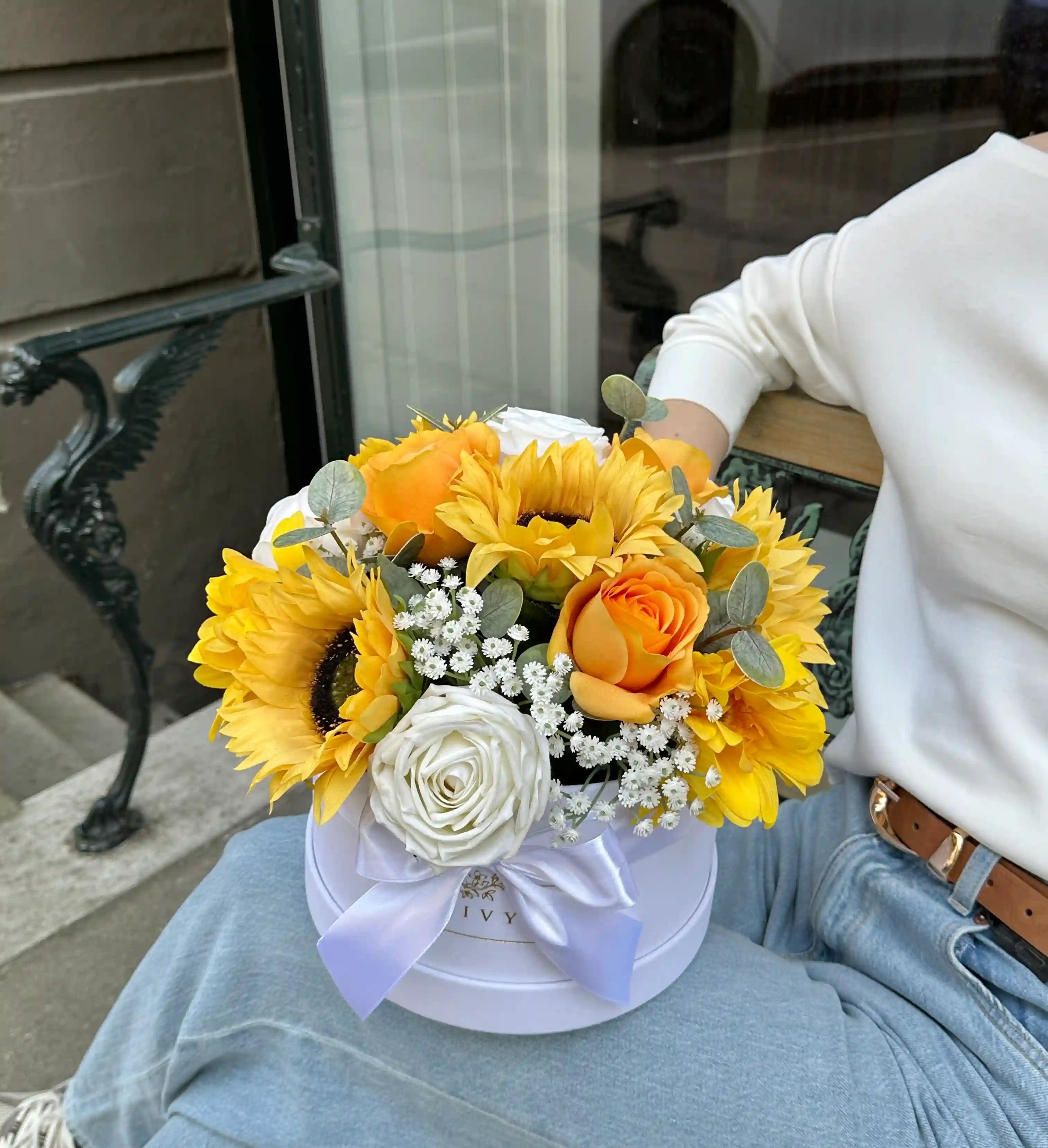 Lumière evighedsbuket med solsikker og gule roser – silkeblomster i rund hvid smukke æske