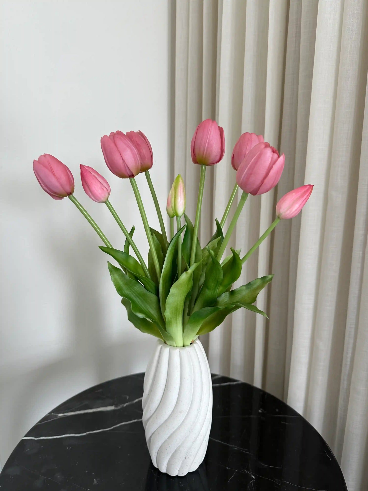 Mørkerosa tulipaner i vase