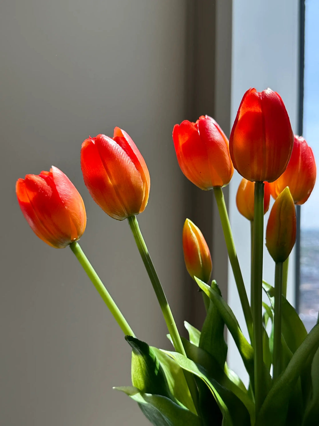 Dekorativ buket med orange tulipaner fra BRIVY