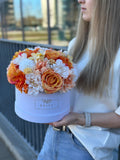 Sunset Pop evighedsbuket med orange blomster, hvide blomster og gule blomster i gaveæske
