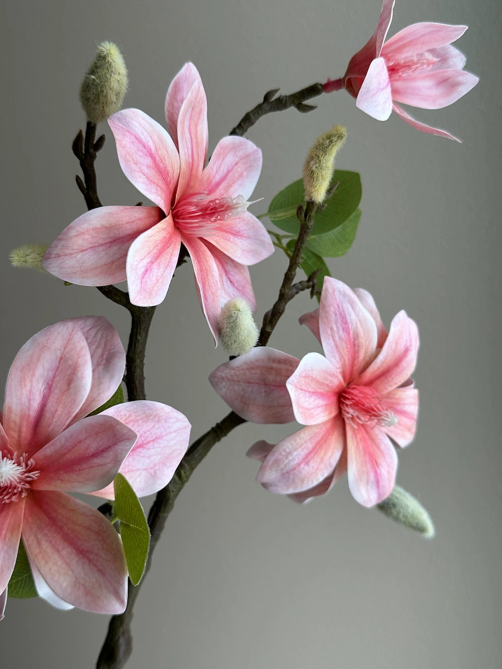 Kunstige blomster i vase – lyserød magnolia som smukke blomster til hjemmet