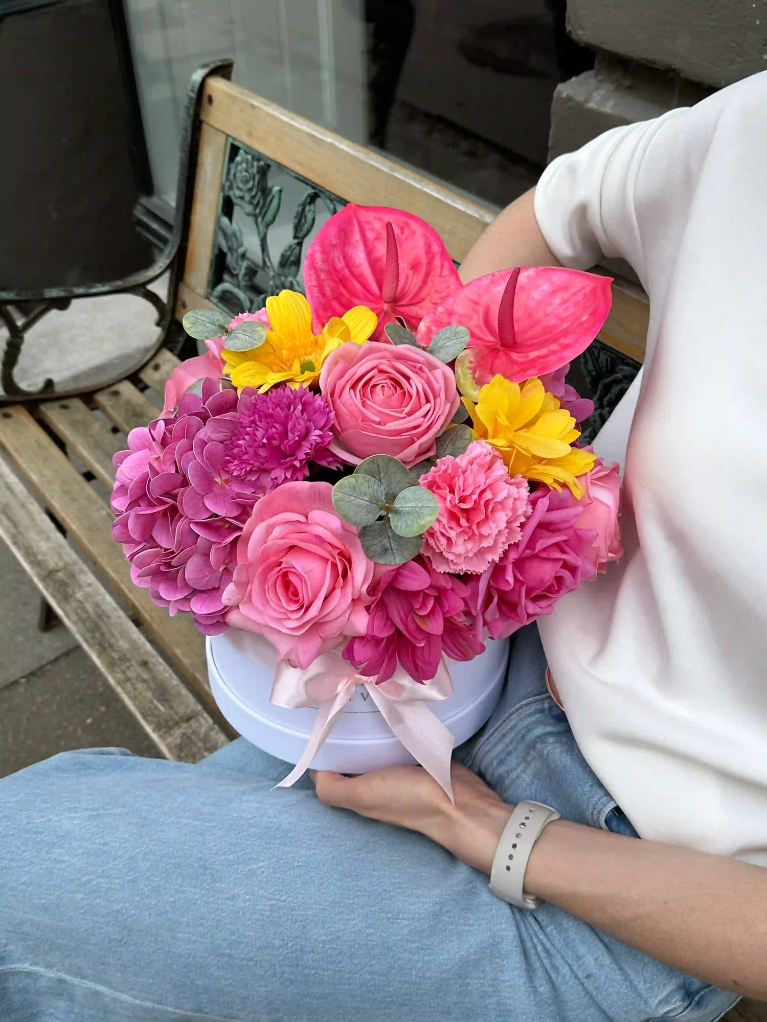 violetta evighedsbuket med roser og silkeblomster – kunstige blomster i hvid æske